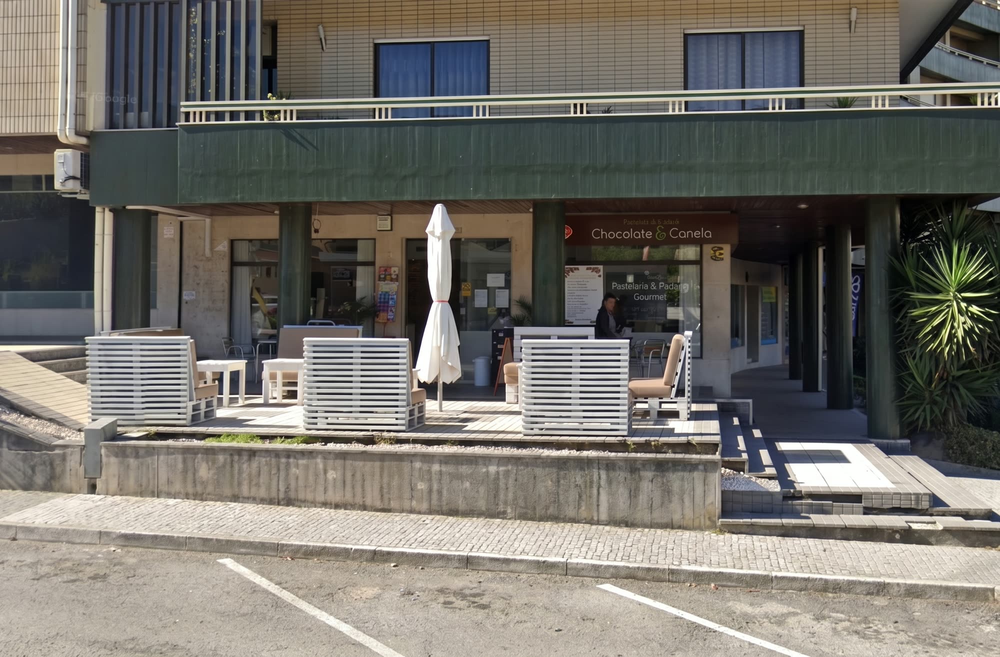O exterior do Salão de Chá Chocolate & Canela, na Rua do Montinho, em Santa Eulália