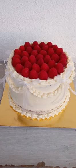Bolo decorado com fruta