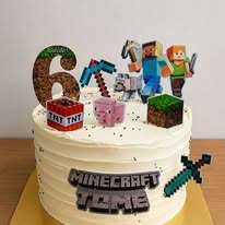 Bolo com figuras de Minecraft e o número seis
