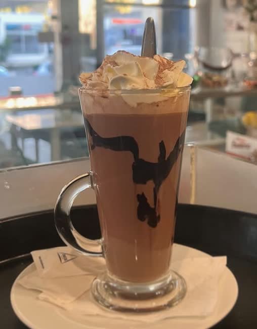 Uma taça de chocolate quente com chantilly