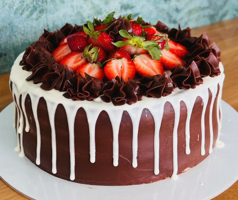 Bolo de brigadeiro com morangos