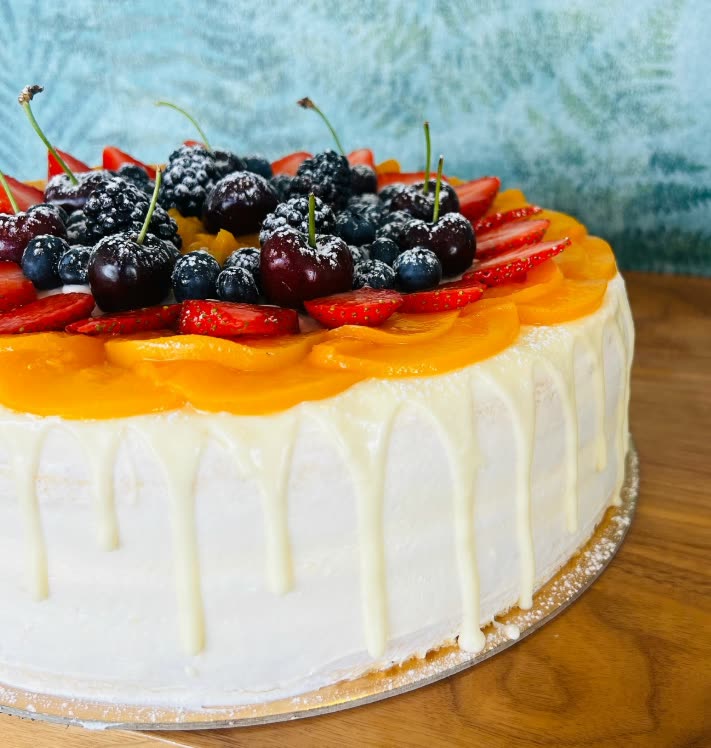 Bolo duplo com creme belga e fruta
