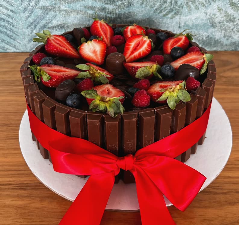 Bolo com KitKat em volta