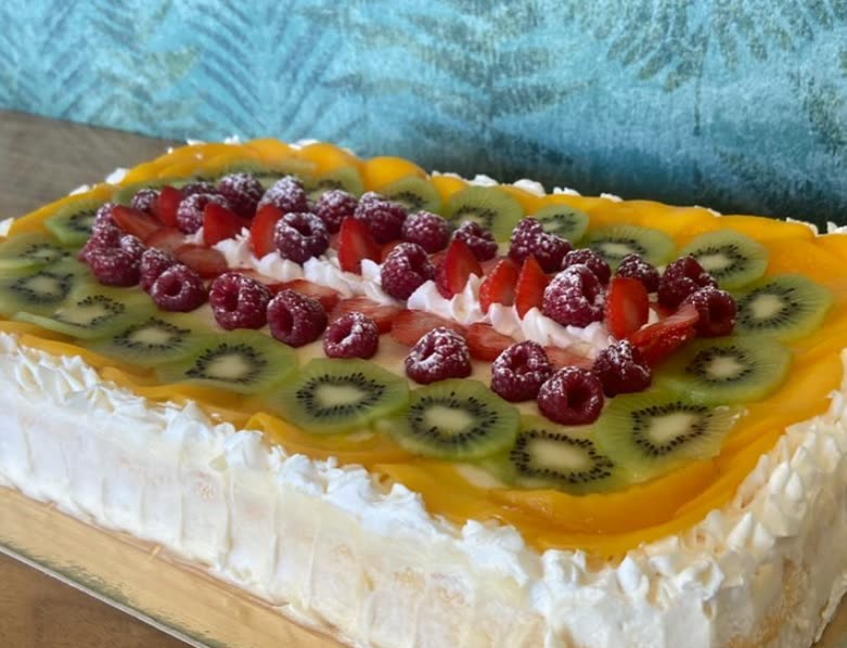 Bolo de massa de pão de ló com fruta