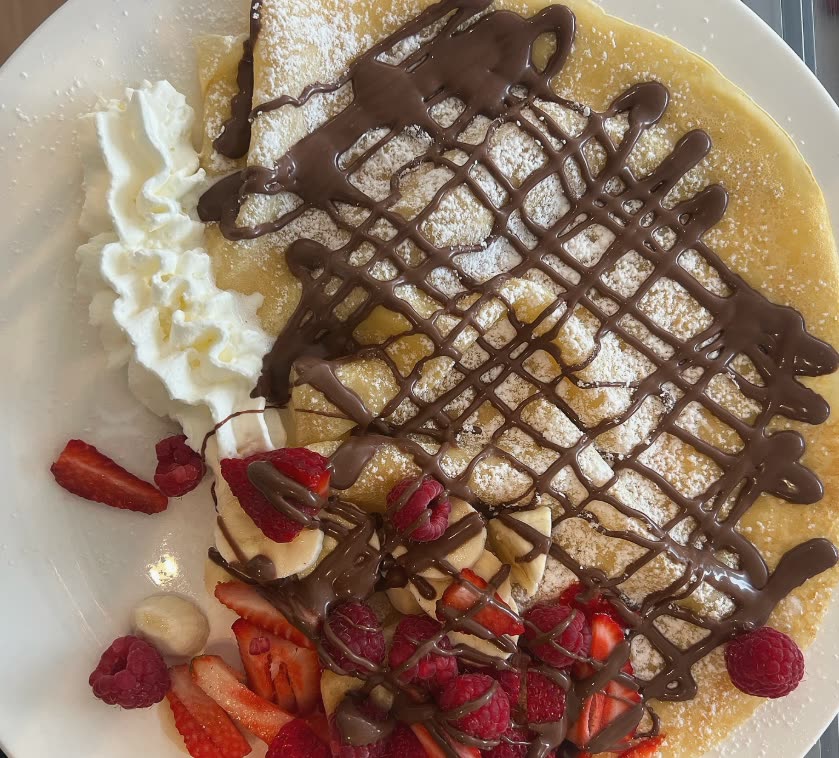 Crepe especial com chocolate, chantilly, morangos, framboesas e banana