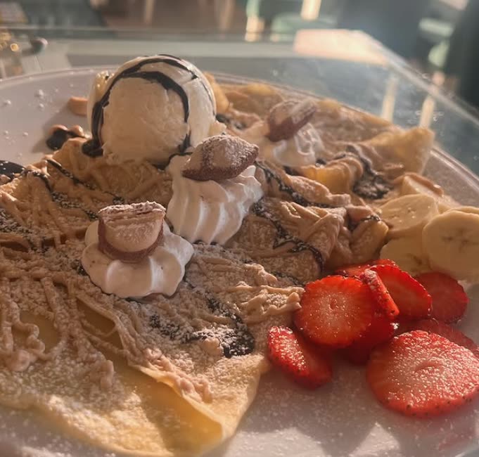 Crepe com Kinder e uma bola de gelado