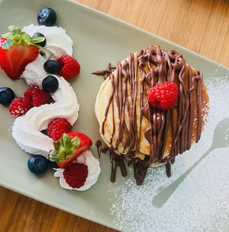 Panquecas com Nutella, chantilly e frutos vermelhos