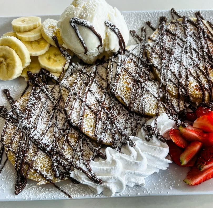 Panquecas especiais com uma bola de gelado