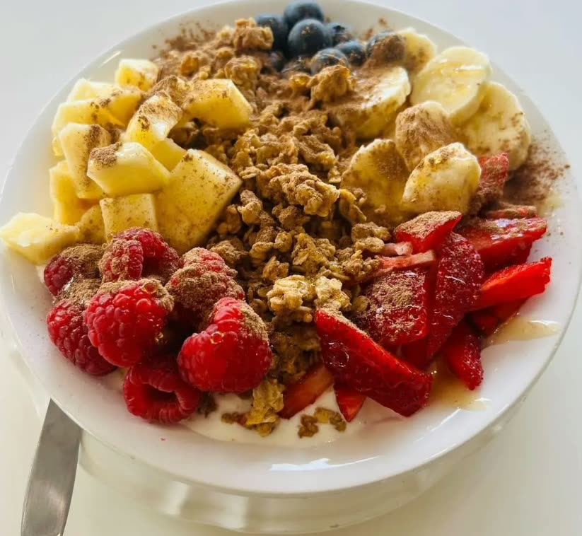 Iogurte com fruta da época e cereais