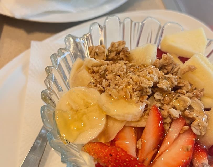 Iogurte natural com fruta e granola