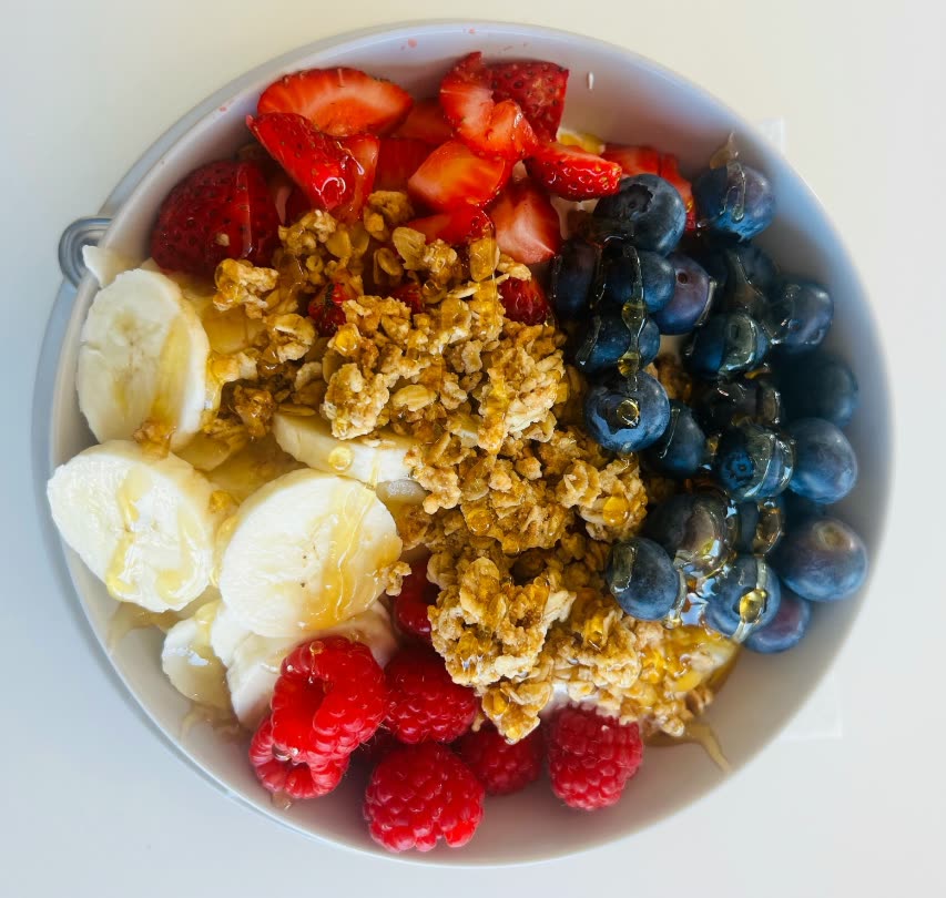 Iogurte natural com fruta, mel e canela