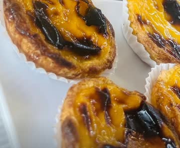 Pastéis de nata com canela por cima