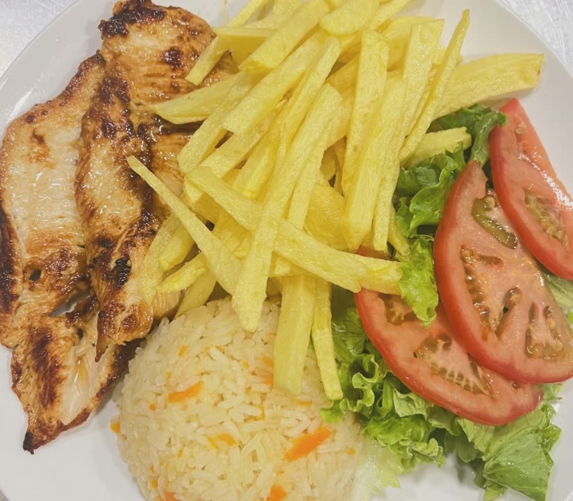 Bife de frango com arroz, batata e salada