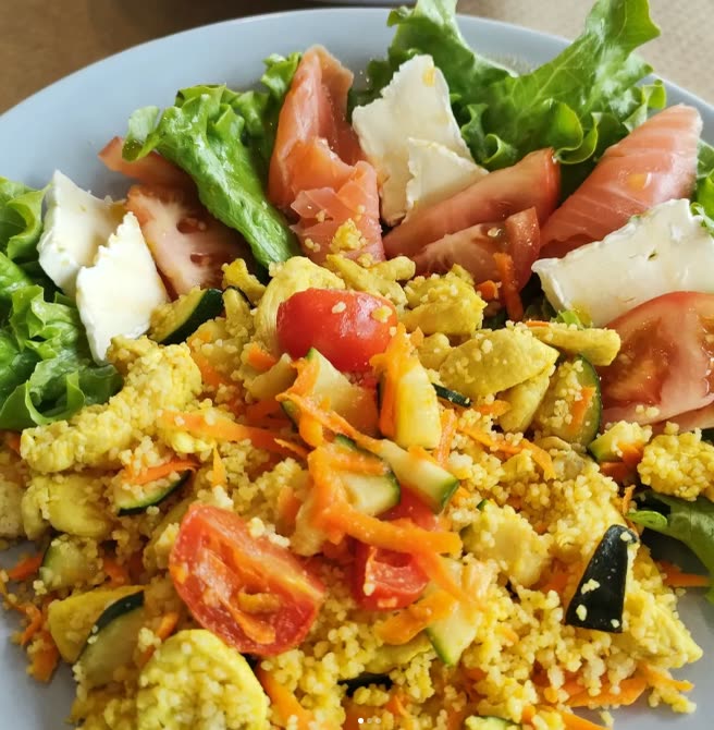 Salada de cuscuz com legumes e frango