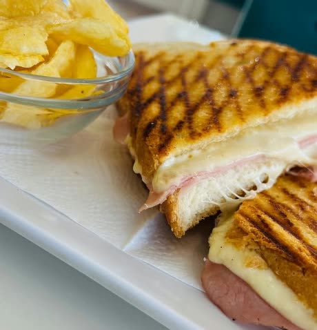 Tosta mista em pão chapata